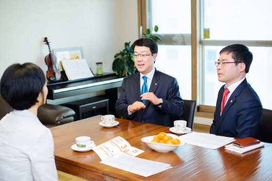 NSP통신-ING생명 정문국 사장이 서울 반포의 한 고객을 찾아가 고객 방문 서비스를 시행하고 있다.