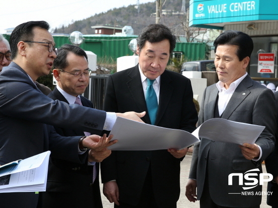 NSP통신-이낙연 전남도지사(오른쪽 두 번째)와 주철현 여수시장(맨 오른쪽)이 전남창조경제혁신센터 관계자의 설명을 듣고있다. (여수시)