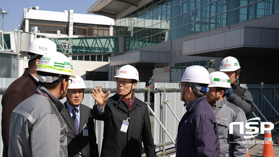 NSP통신-김해공항 국제선 증축현장에서 의견을 나누고 있는 박담용 한국공항공사 안전시설본부장(사진 가운데)과 관계자들의 모습. (한국공항공사 제공)