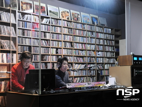 NSP통신-여수시 공원방송의 운영을 맡은 박종일 DJ가 방송을 진행하고 있다. (여수시)