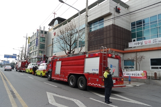 NSP통신-고양소방서 소방관들이 대형 화재를 가상한 긴급구조 통제단 가동 훈련을 실시하고 있다.