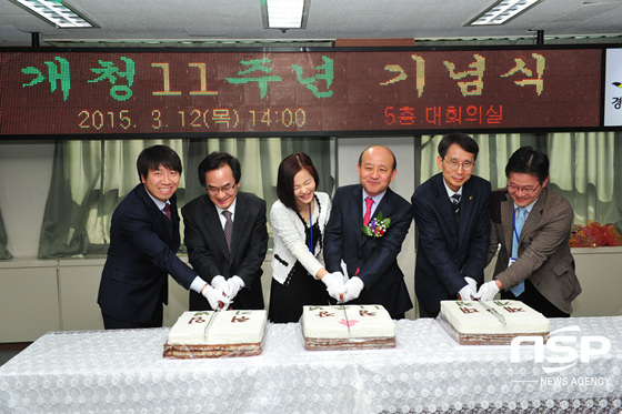 NSP통신-부산·진해경제자유구역청 허성곤 제5대 청장(사진 오른쪽 세번째)과 구역청 직원대표들이 취임식에서 케이크커팅을 하고 있다. (부산·진해경제자유구역청 제공)