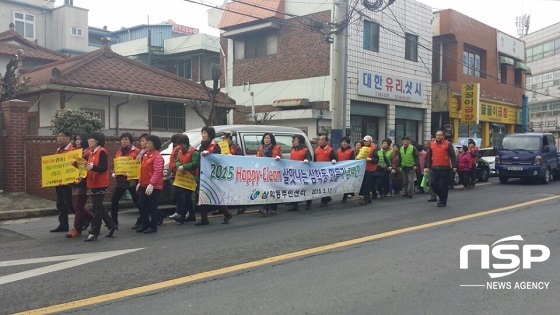 NSP통신-군산시 삼학동은 13일 살맛나는 삼학동 만들기 결의대회를 갖고 대대적인 거리 캠페인 및 환경정화활동을 펼쳤다.