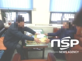 NSP통신-부산 서부경찰서에서 시민들이 기부한 성금과 쌀을 전달받고 있는 스리랑카 여성 (서부경찰서 제공)