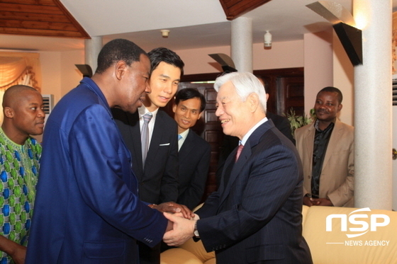 NSP통신-토마스 야이보니 베냉대통령(왼쪽에서 두번째)과 만 박옥수 목사(오른쪽에서 두번째). (국제청소년연합 제공)