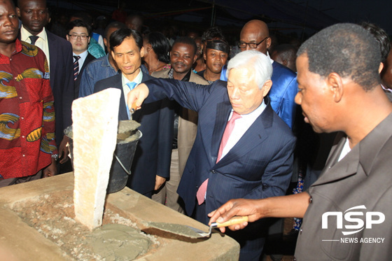 NSP통신-박옥수목사(오른쪽에서 두번째)와 베냉 야이보니 대통령(맨 오른쪽)이 기공식에서 시삽을 하고있다. (국제청소년연합 제공)