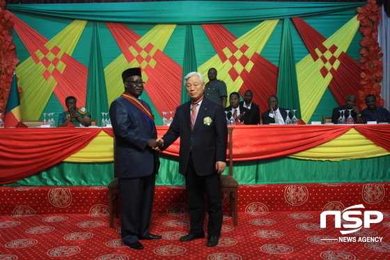 NSP통신-야이보니 대통령(왼쪽에서 두번째)으로 부터 베냉을 위한 공로를 인정받아 훈장을 수여받은 박옥수 목사(왼쪽에서 세번째). (국제청소년연합 제공)