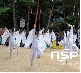 NSP통신-동래학춤 공연 모습. (동래구 제공)