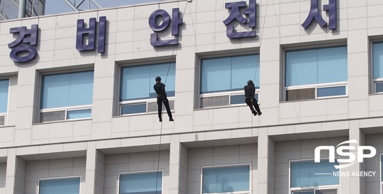 NSP통신-군산해경안전서 122구조대가 항공기 인명구조를 위한 레펠훈련을 하고 있다.