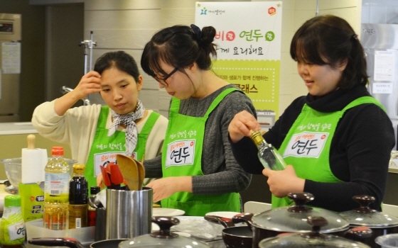 NSP통신-샘표가 지난 19일 서울 충무로에 위치한 식문화연구소 지미원에서 아이들의 식습관 개선을 위한 해법을 함께 제시하는 쿠킹클래스를 개최했다. (샘표 제공)