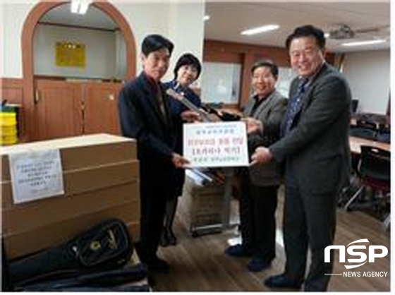 NSP통신-광주남초등학교가 광주로타리클럽으로부터 우쿨렐레를 기증받고 있다. (광주시교육청)