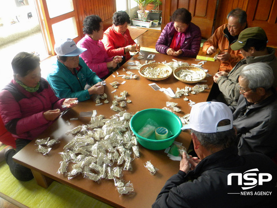 NSP통신-경로당 사업장에서 작업중인 어르신들.