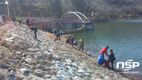 NSP통신-금오산 도립공원관리사무소 직원 등 많은 인원이 비에 떠내려온 금오지 부유물 제거 작업을 펼치고 있다. (구미시 제공)