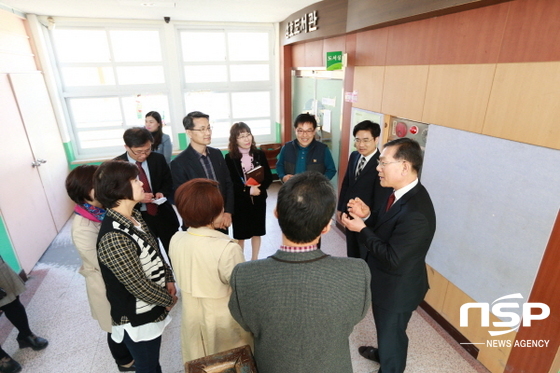 NSP통신-장만채 전남교육감이 25일 영암 삼호중을 찾아 교직원들과 대화를 나누고 있다. (전남교육청)