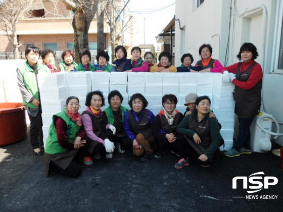 NSP통신-최근 담양군 관내 독거노인 등에게 직접 담근 봄 김치를 나눠준 담양군 여성자원봉사회. (담양군)