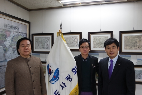 NSP통신-독도홍보관에서 기념 촬영하는 (좌로부터)가수 정광태. 길종성 이사장. 김창준 개그맨