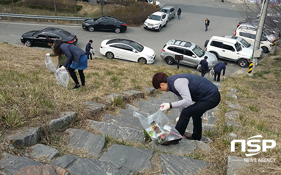 NSP통신-27일 한국농어촌공사 전북지역본부 직원들이 전주시 덕진구 아중호수 주변 쓰레기를 수거하고 있다