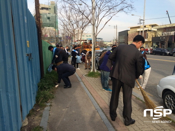 NSP통신-광주 광산구 공직자 등이 지난 27일 광주송정역 주변에서 대청소를 하고 있다. (광주 광산구)