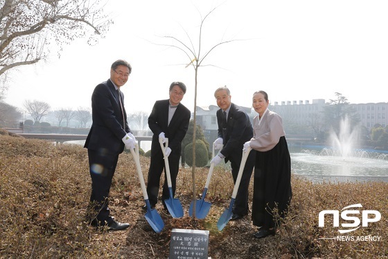 NSP통신-30일 원불교 개교 100년과 4월 5일 식목일을 앞두고 원광대 중앙도서관과 인문대학 앞 잔디밭에서 진행된 원불교 대각터 팽나무 2세 기념식수 행사.(사진 왼쪽부터 정정권 교학부총장, 신명국 이사장, 김도종 총장, 박성인 원광학원 상임이사)