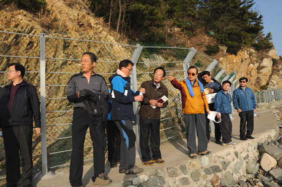 NSP통신-절영해안산책로 3km 구간을 도보로 둘러보며 구간 내 안전 시설 등을 점검하고 있는 어윤태 영도구청장과 구청 관계자들. (영도구 제공)