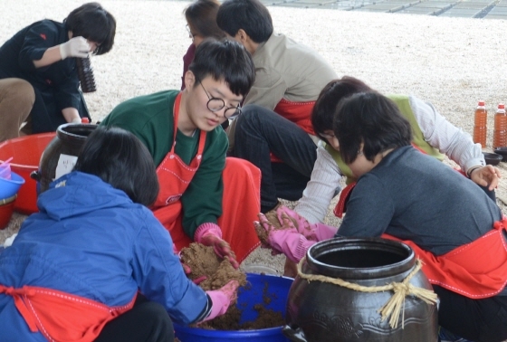 NSP통신-지난 31일 충북 오송에 위치한 샘표 우리발효연구중심에서 열린 장 가르기 행사에 참여한 샘표 우리발효학교 수강생들이 직접 담근 장에서 간장을 분리해내고, 된장을 만들기 위해 메주를 꺼내 치대서 으깨고 있다. (샘표 제공)