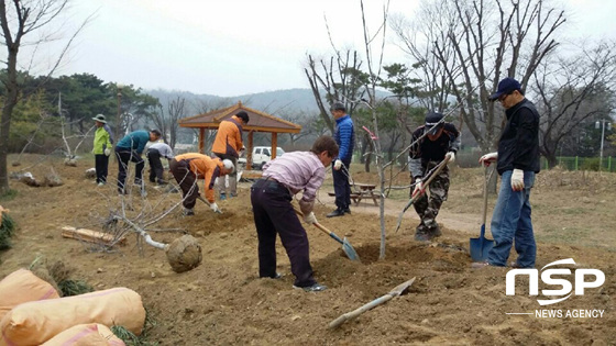 NSP통신-밀양시 관계자들이 서울대공원에 얼음골 사과나무를 식재하고있다. (밀양시 제공)