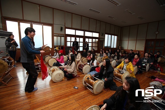 NSP통신-외국 대학생들이 한국 전통문화체험 프로그램에 참여하고 있는 모습