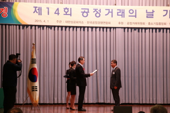NSP통신-풀무원식품은 1일 서울 중구 남대문로 대한상공회의소 국제회의장에서 열린 제14회 공정거래의 날 기념식에서 대통령 표창을 수상했다. 기념식에 참석한 이우봉 풀무원식품 경영지원실 실장(오른쪽)이 정재찬 공정거래위원회 위원장으로부터 대통령 표창을 수상하고 있다. (풀무원 제공)