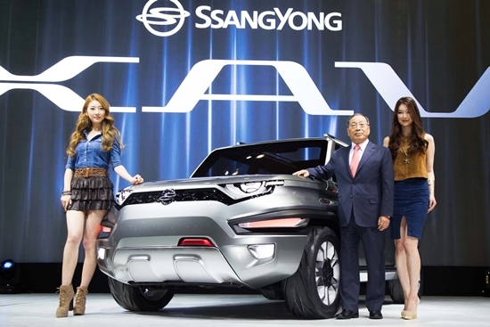 NSP통신-최종식 쌍용차 대표이사가 서울모터쇼 콘셉트카 XAV 앞에서 모델들과 함께 포즈를 취하고 있다.