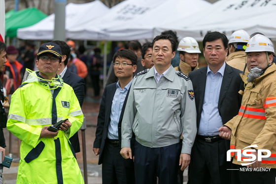 NSP통신-현장에 출동해서 사고 경위 및 사고 현장을 살피는 권기선 부산경찰청장 및 부산소방본부 관계자들. (부산경찰청 제공)