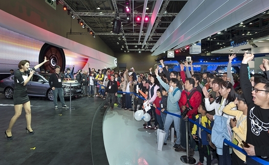 NSP통신-2015 서울모터쇼에서 르노삼성자동차가 가족 관람객을 배려한 부스와 다양한 참여형 이벤트로 큰 호응을 얻고 있다.