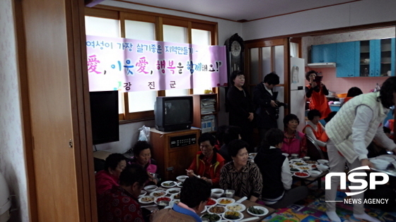 NSP통신-강진군 밑반찬 전문가 과정 교육생들이 지난 6일 월남마을서 점심대접을 하고 있다. (강진군)