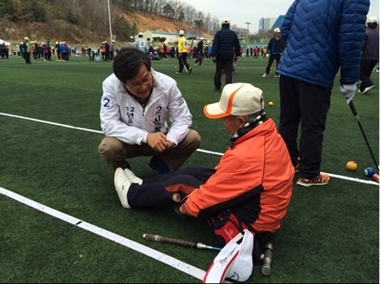 NSP통신-신동근 국회의원 예비후보(인천서구강화을)가 강화군민 체육대회에서 한 주민과 담소 중이다.