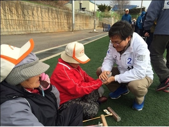 NSP통신-신동근 국회의원 예비후보가 강화군민 체육대회에서 주민들과 담소 중이다.