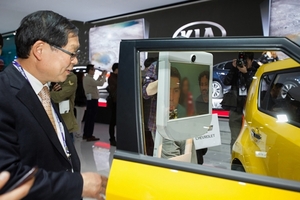 [NSP PHOTO]세르게이 브린·스캇 헤이슨, 모바일 기기 빔이용 서울모터쇼 관람