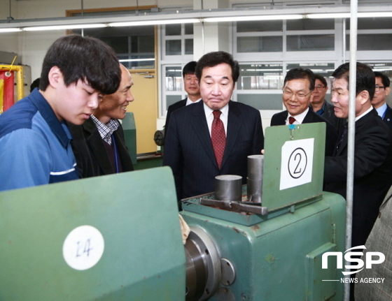 NSP통신-이낙연 전남도지사와 장만채 전남교육감 등이 전남기능경기대회를 둘러보고 있다. (전남교육청)