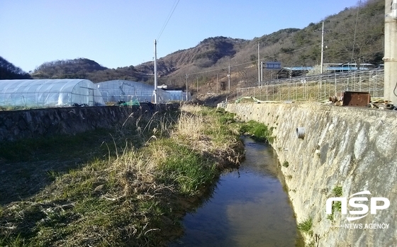 NSP통신-춘계하천제방 정비 사업으로 하천 범람을 방지할 계획이다. (산청군 제공)