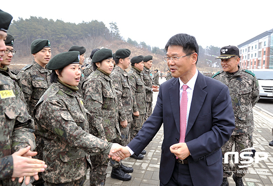 NSP통신-우석대학교 김응권 총장이 학군단에 격려 인사를 하고 있다