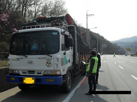 NSP통신-불법개조 화물차량 노상 합동 단속장면