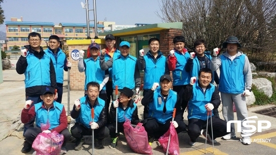 NSP통신-최근 봄맞이 학교주변 환경정화 활동을 벌인 강산회 . (곡성군)