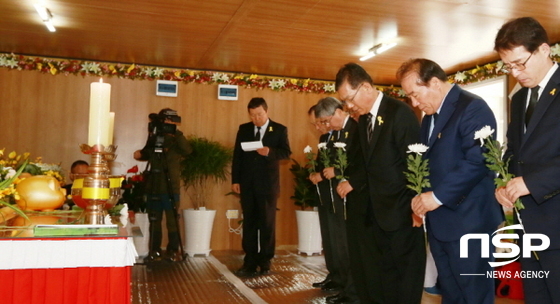 NSP통신-장만채 전남교육감 등이 15일 헌화와 묵념을 하고 있다. (전남교육청)