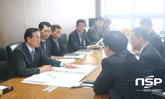 NSP통신-시민과의 날 행사에서 구본영 시장이 시민들과 안건을 놓고 대화하는 모습 (천안시)