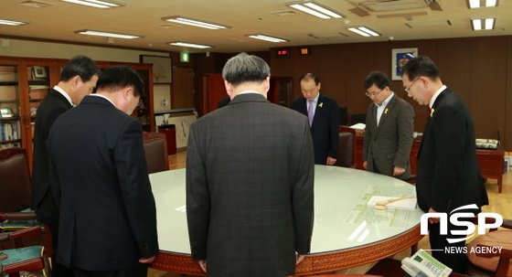 NSP통신-장만채 교육감 등이 16일 사무실에서 세월호 희생자들의 명복을 비는 추모묵념을 하고 있다. (전남교육청)