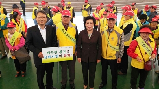 NSP통신-고양시의회 이화우 부의장(앞줄 왼쪽 첫번째))과 김필례 고양시의원(앞줄 가운데)이 대한노인회 고양시일산동구지회 주관 2015년 새봄맞이 환경정화활동 참여후 기념사진을 찍고있다.