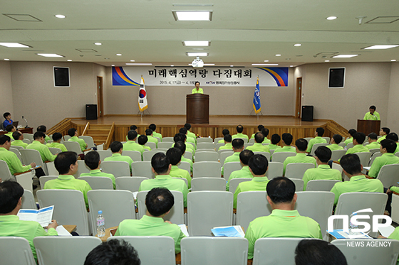 NSP통신-17일 충남 아산의 전기안전기술교육원에서 열린 한국전기안전공사 미래핵심역량 다짐대회에서 이상권 사장이 특강을 하고 있다