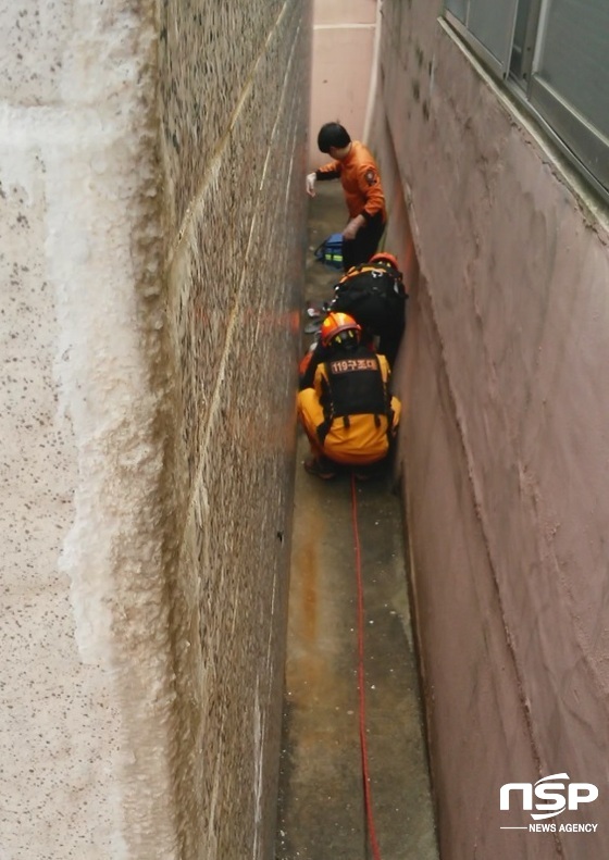 NSP통신-18일 오후 부산 영도구 동삼동 모 빌라에서 66살 A 씨가 아래로 추락해 구급대원이 산악용 들것을 이용해 구조하고 있다. (부산항만소방서 제공)