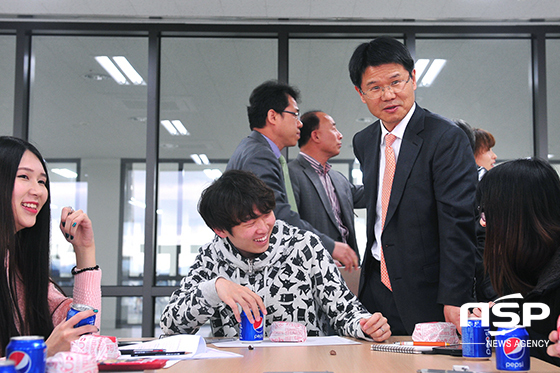 NSP통신-20일 김응권 우석대학교 총장이 중간고사 기간을 맞아 진천캠퍼스 미래센터 도서관을 방문해 학생들에게 간식을 전달하고 격려했다