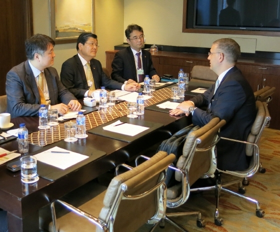 NSP통신-차남규 사장(왼쪽에서 두 번째)이 Zurich Insurance Group의 피터 휴버 CEO(오른쪽에서 첫 번째)와 만나 의견을 나누고 있다.