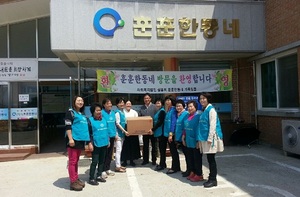 [NSP PHOTO]엄정순 한국여성소비자연합 지부장, 행복나눔 빵 전달