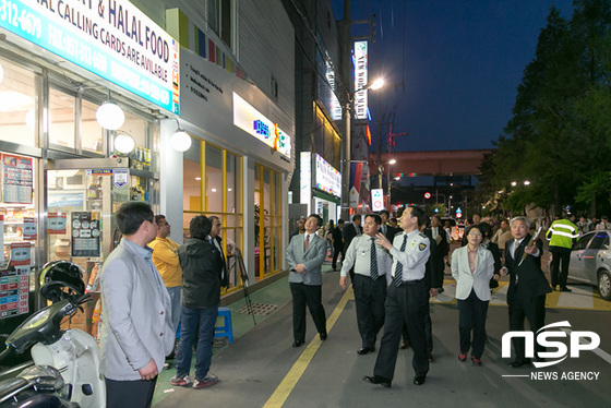 NSP통신-부산 사상구 외국인밀집지역 현장 형사 활동을 하고 있는 권 청장과 관계자들. (부산지방경찰청 제공)